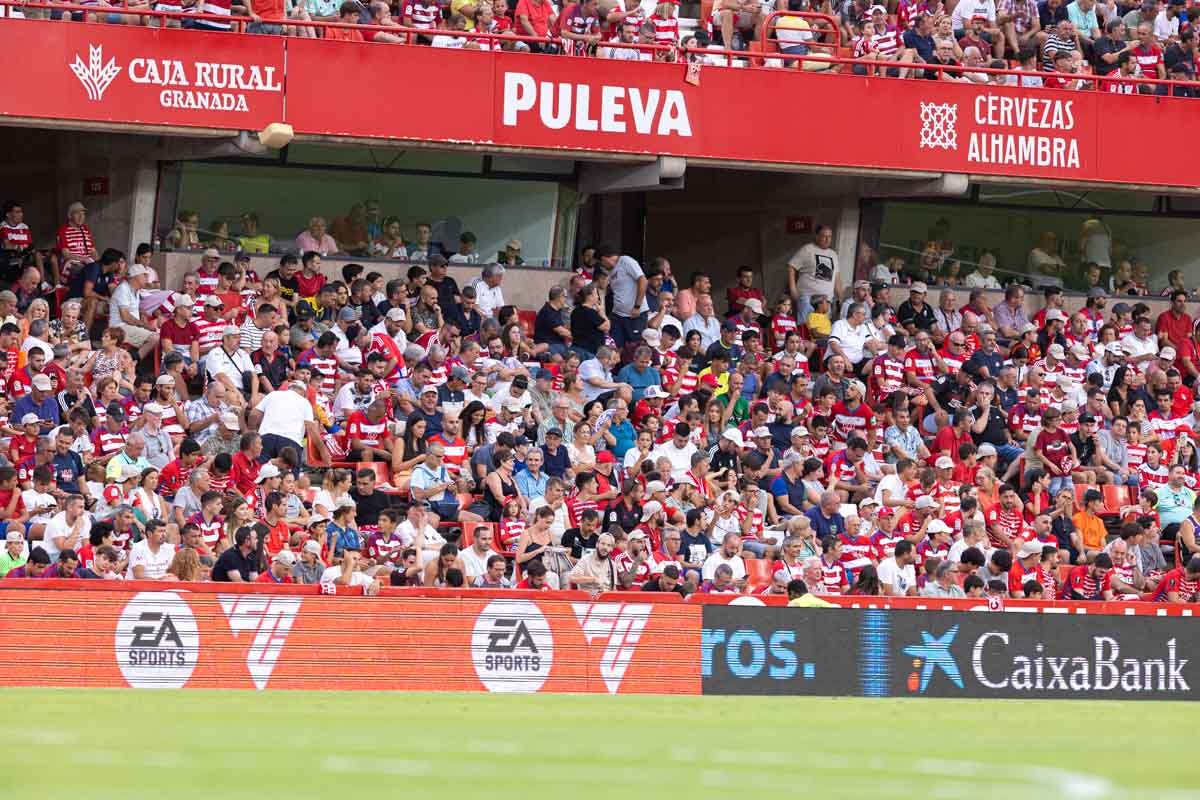 Encuéntrate en la grada durante el Granada-Mallorca