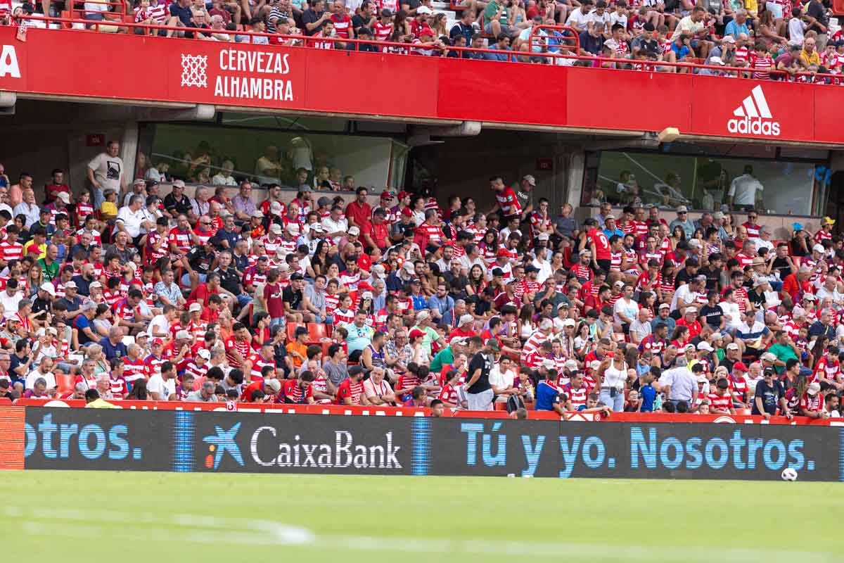 Encuéntrate en la grada durante el Granada-Mallorca