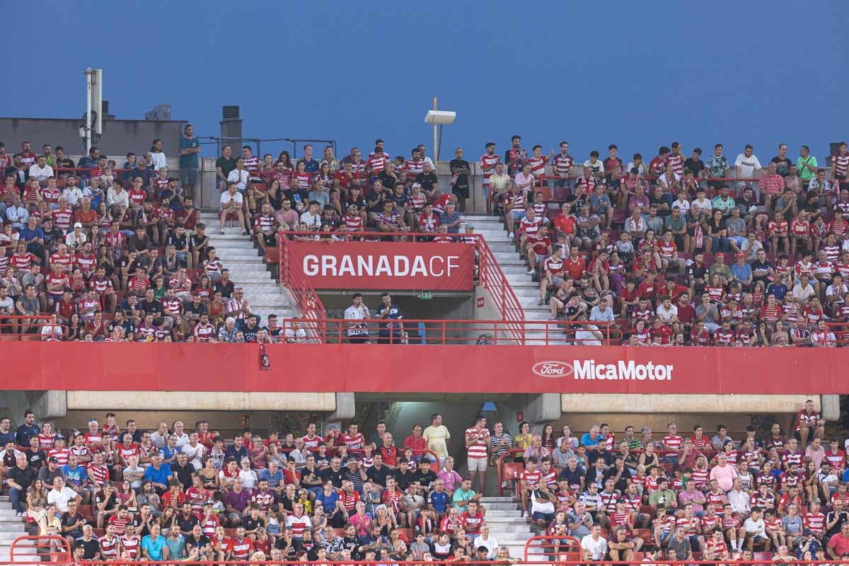 Encuéntrate en la grada durante el Granada-Mallorca