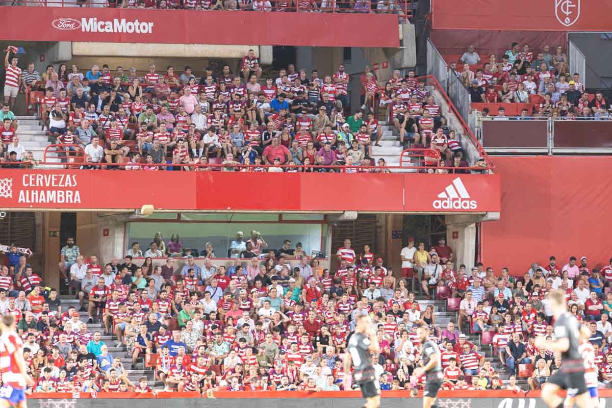 Encuéntrate en la grada durante el Granada-Mallorca