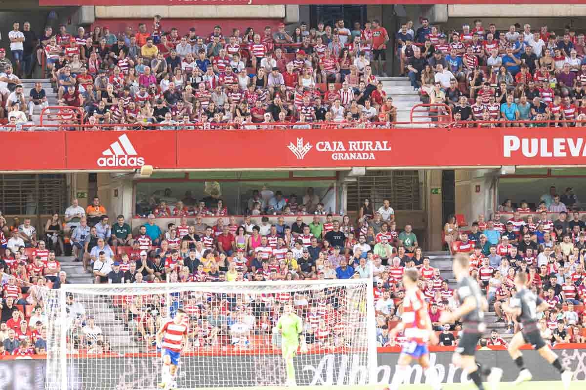 Encuéntrate en la grada durante el Granada-Mallorca