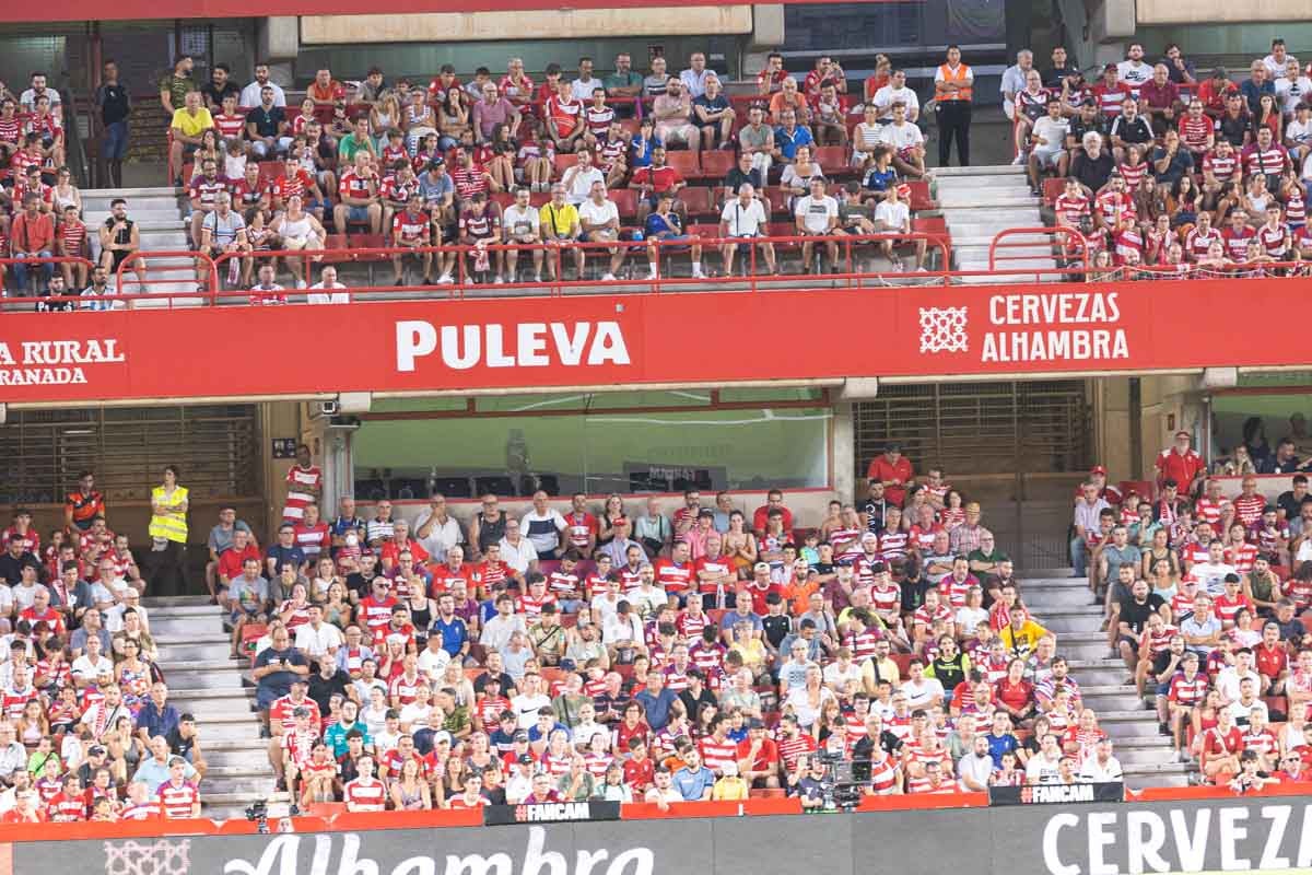 Encuéntrate en la grada durante el Granada-Mallorca