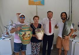 Los participantes del concurso de 'Alfaralmería' junto al concejal de Cultura, Diego Cruz.