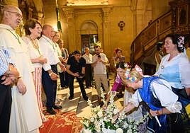 La alcaldesa y dos de sus concejales entregan un ramo a la Patrona en su Santuario.