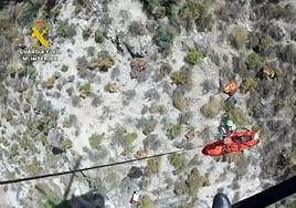 Rescate de la Guardia Civil de un senderista con múltiples fracturas en el río Dúrcal.