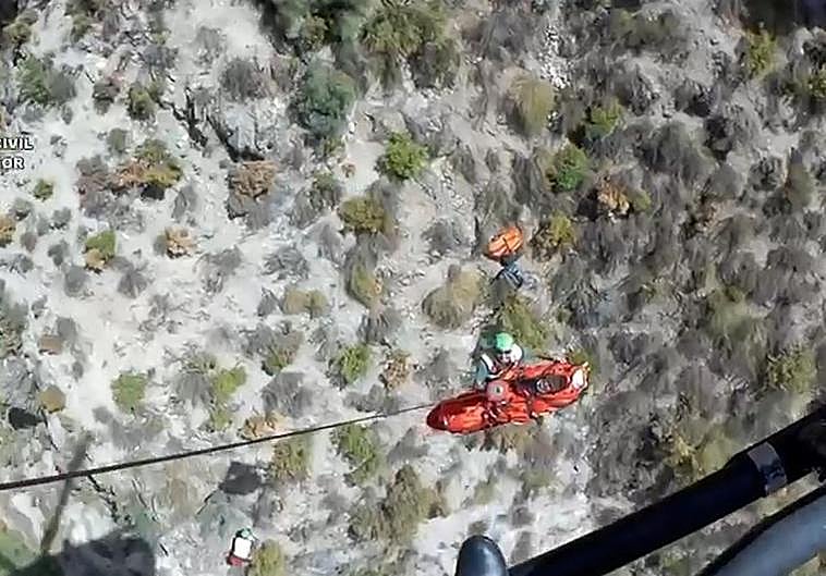 Rescate de la Guardia Civil de un senderista con múltiples fracturas en el río Dúrcal.