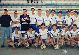Equipo del Motril CF juvenil de la temporada 1993/94, con Rubiales el tercero de abajo con el balón en las manos.