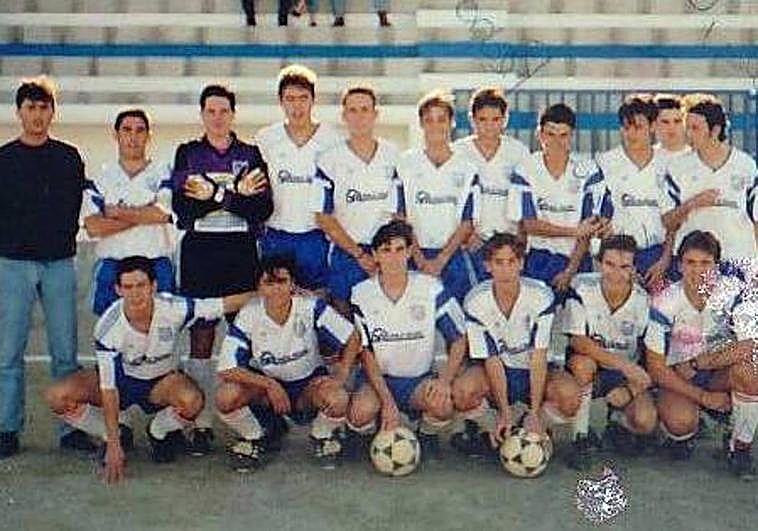 Equipo del Motril CF juvenil de la temporada 1993/94, con Rubiales el tercero de abajo con el balón en las manos.