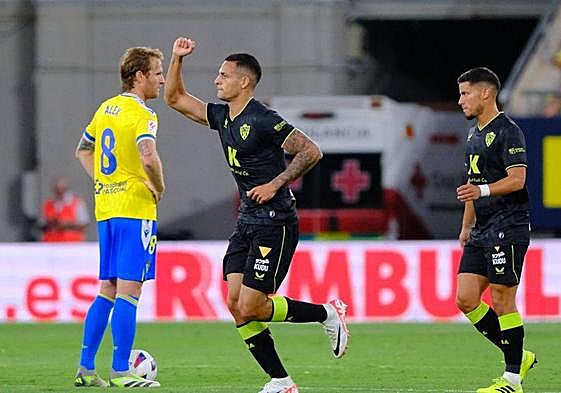 Kaiky celebra su primer tanto en Liga, ante la desesperación de Álex Fernández.