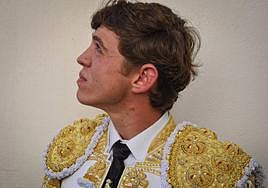 Jorge Martinez mira al cielo en el patio de cuadrillas antes de empezar el paseíllo.