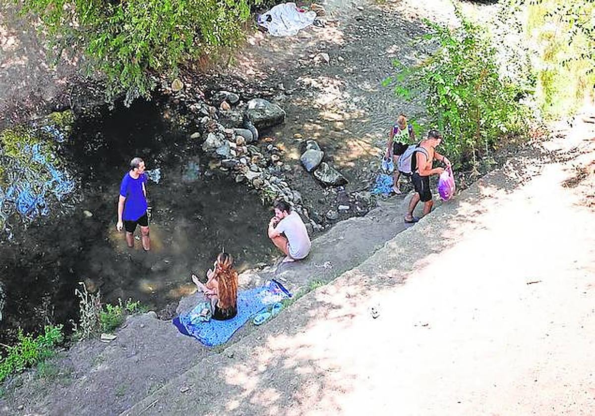 Baños en el Darro bajo la Alhambra.