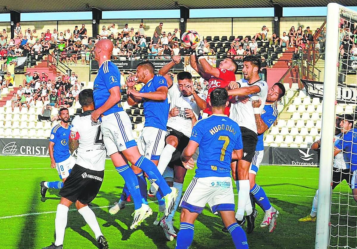 El Mérida sometió al Linares a un acoso durante la primera parte, aunque solo costó un gol a los mineros.