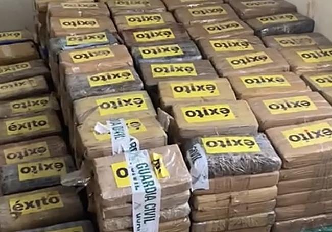 Cocaína en paquetes con la palabra 'éxito'.