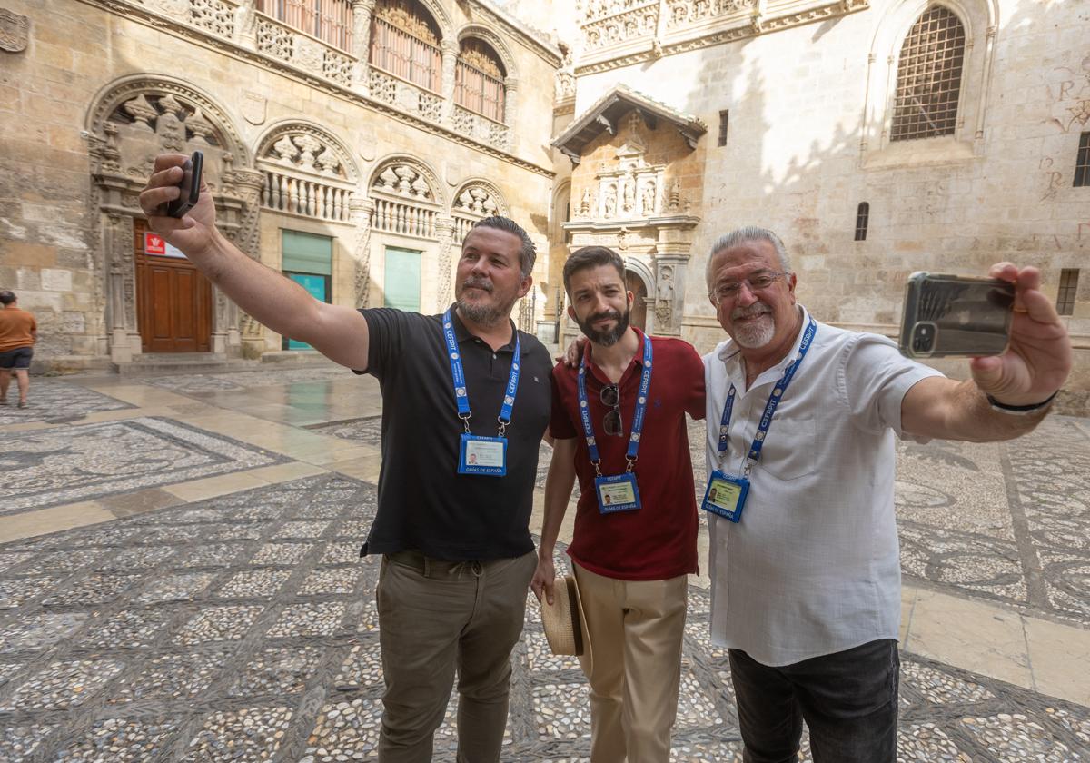 Miguel, Juan y Alfredo se hacen unos 'selfies' en la calle Oficios, al igual que los turistas.