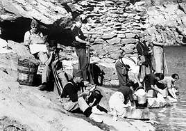 Lavanderas escoltadas por milicianos durante la guerra civil.