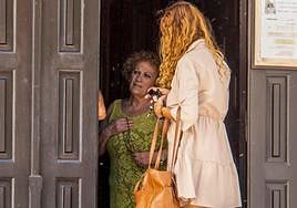 Ángeles Béjar (i), la madre de Luis Rubiales, conversa con una familiar encerrarse esta mañana en la iglesia de la Divina Pastora de Motril.