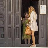 La madre de Rubiales se encierra en una iglesia de Motril en huelga de hambre por una «cacería, inhumana y sangrienta»