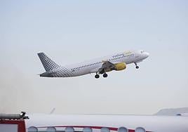 Avión de Vueling despegando del aeropuerto de Granada.