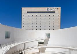 Rampas helicoidales entrelazadas en el patio del Centro Cultural CajaGranada.