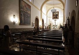 El interior de la iglesia de la Divina Pastora de Motril antes de la misa.