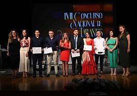 Foto de familia de los concursantes galardonados en la final de tarantas, junto con autoridades municipales.