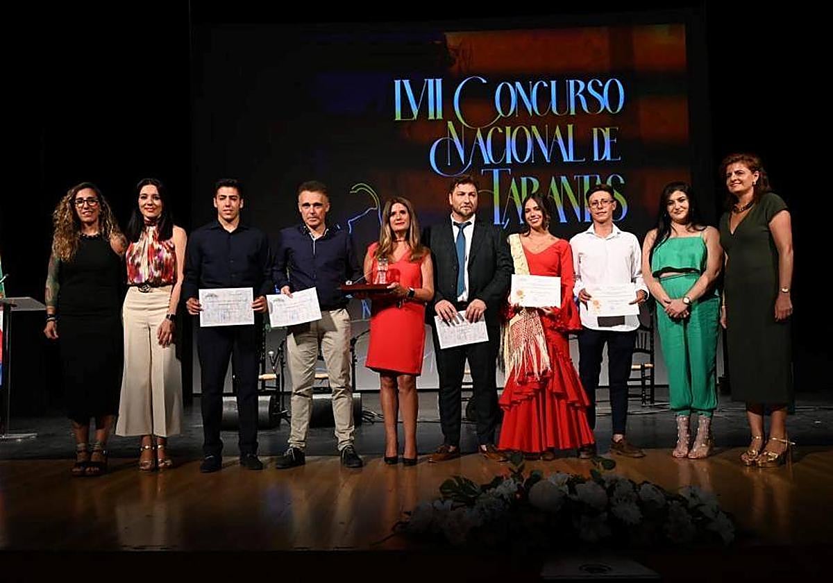 Foto de familia de los concursantes galardonados en la final de tarantas, junto con autoridades municipales.