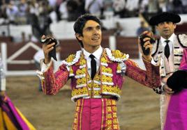 Sebastián Castella da la vuelta al ruedo tras cortar dos orejas.