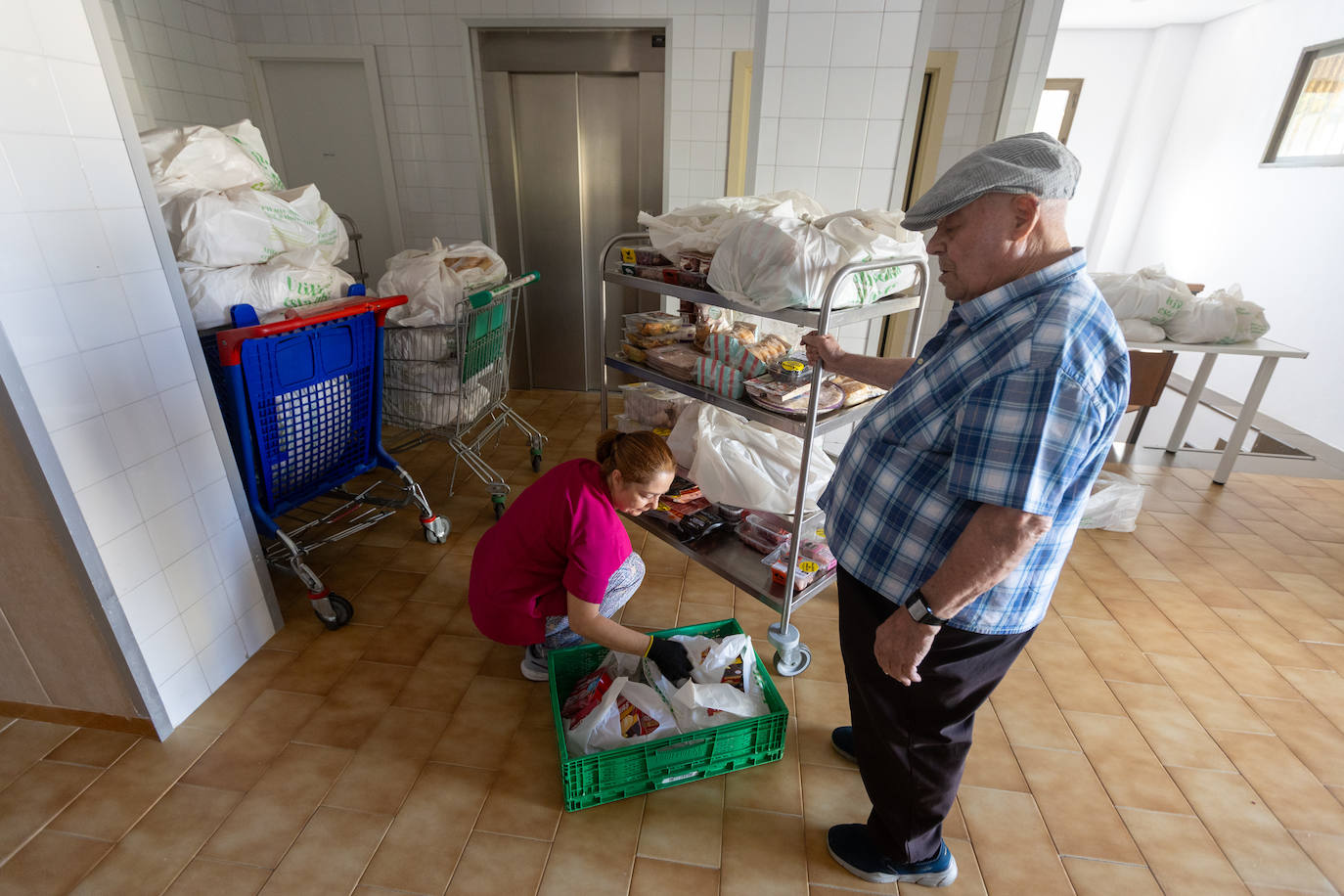 Imagen secundaria 2 - SSor Adelina con una de las residentes a las que cuida, el grupo de hermanas y Pepe, otro de los residentes que ayuda en la cocina. 