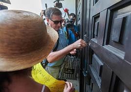 El padre Antonio entrando a la parroquia Divina Pastora.
