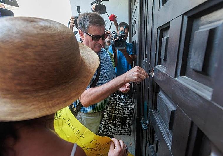 El padre Antonio entrando a la parroquia Divina Pastora.