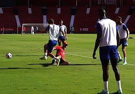 Vicente Moreno, entrenador de la UD Almería, se tira al suelo para cortar un pase.