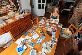 La profesora Consuelo Vallejo muestra la hojita sellada que llegó desde Tailandia en la primera convocatoria de arte postal de la Facultad de Bellas Artes.