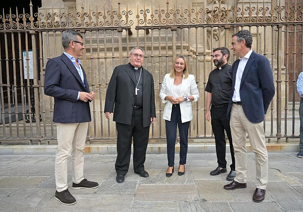 Visita municipal a la catedral de Granada para comprobar el inicio de las obras de iluminación