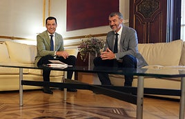 El presidente de la Junta, Juanma Moreno, ayer con el secretario general de UGT-A, Oskar Martín.