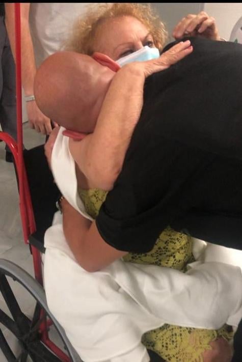 Luis Rubiales abraza a su madre en el hospital comarcal de Motril.