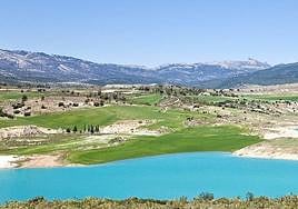 La Sagra vista desde el pantano de San Clemente, que recibe agua del río Bravatas o Huéscar, que nace en la propia montaña.