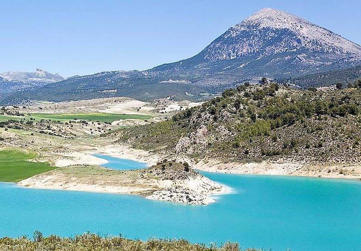 La Sagra vista desde el pantano de San Clemente, que recibe agua del río Bravatas o Huéscar, que nace en la propia montaña.