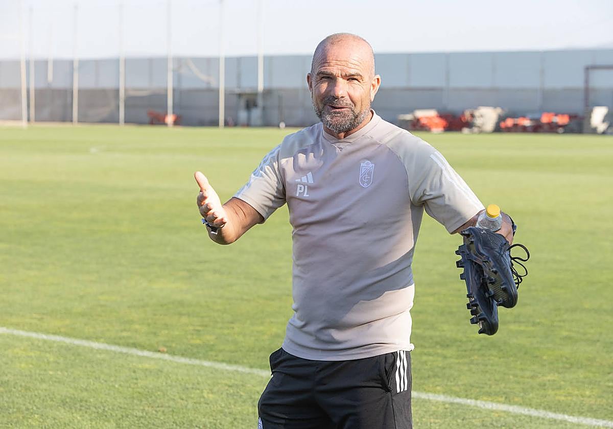 Paco López bromea con la prensa.