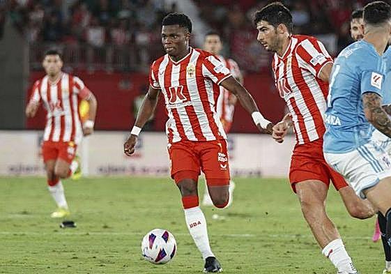 Ramazani conduce el balón junto con Melero, ambos revolucionaron la segunda parte.