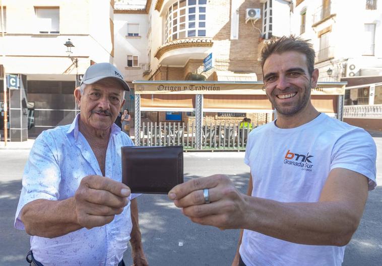 Álvaro y Fran sostienen la cartera en el lugar donde el primero la perdió y el segundo la encontró.