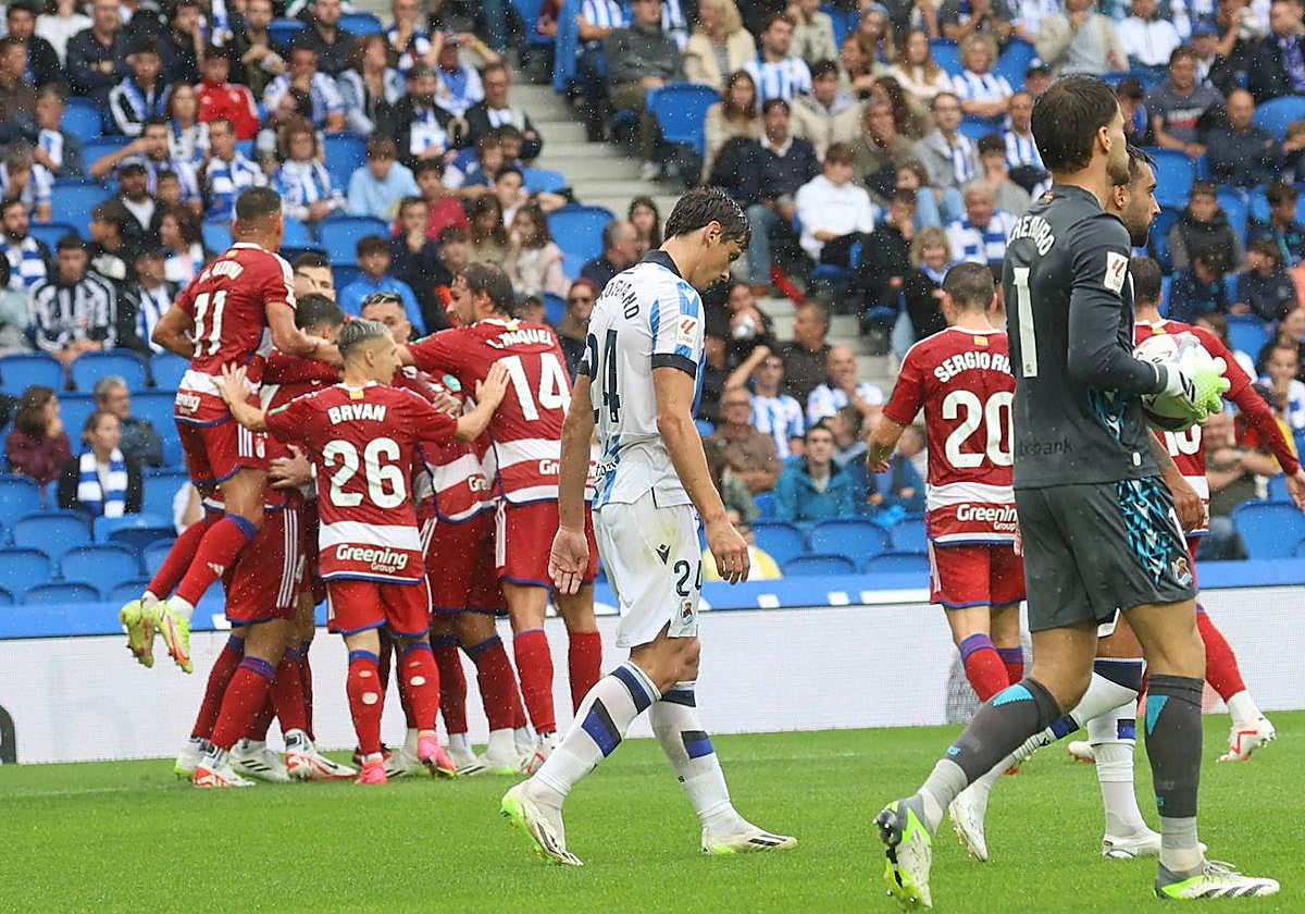 El Granada celebra su primer gol.