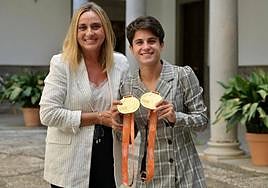 La alcaldesa de Granada, Marifrán Carazo, junto a la atleta María Pérez.