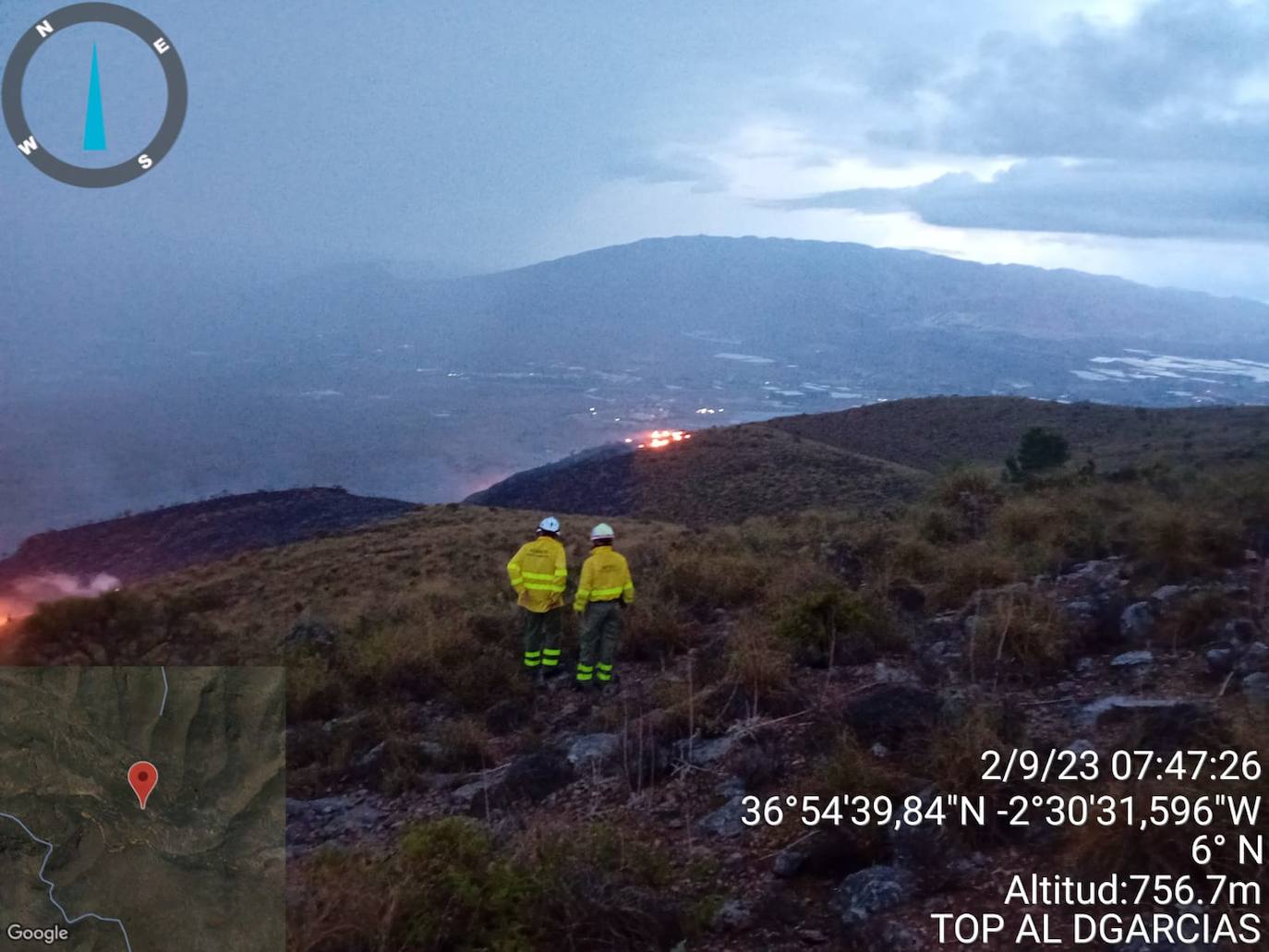 Efectivos trasladados a la zona en llamas, en el término municipal de Gádor.