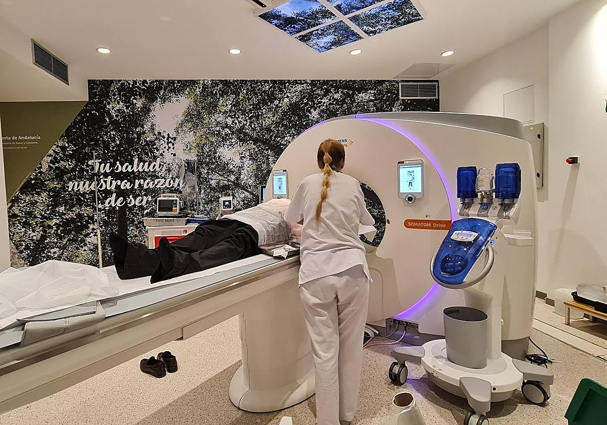 Una profesional realiza un TAC a un paciente en el Clínico.