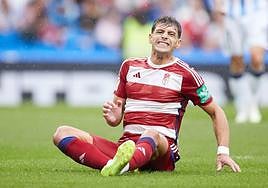 Lucas Boyé se lamenta desde el suelo tras un lance durante el partido.