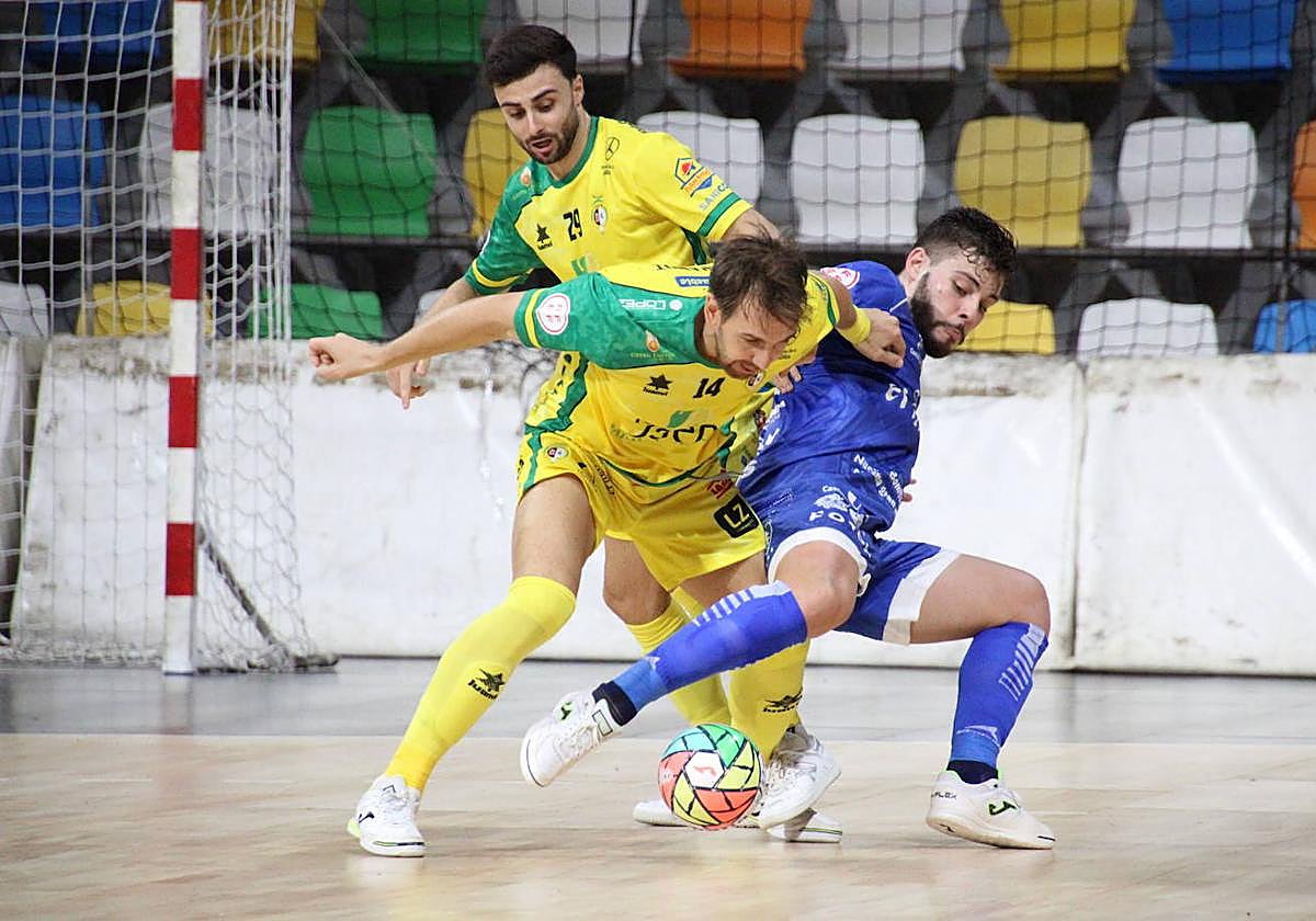 Alan Brandi y César pelean el esférico durante una acción del primer encuentro liguero.