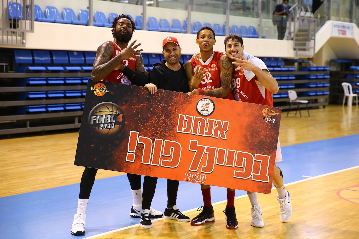 Thomasson y Ziv (d) celebran la clasificación del Hapoel Gilboa para la 'Final Four' israelí en 2021.