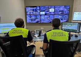 Agentes de la Policía Portuaria, en la sala de control del Puerto de Almería.