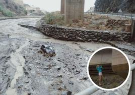 Coche atrapado en la rambla de Albuñol.