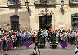 Concentración a las puertas del Ayuntamiento de Villanueva del Arzobispo por la muerte de un matrimonio en el díade ayer.